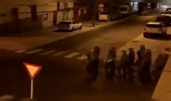 ¡Increíble! Soldados cantan ‘Barbie Girl’ mientras realizan marcha nocturna [VIDEO] 