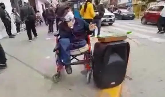 Viral: Rudy, el hombre que en silla de ruedas rinde homenaje a fallecidos por COVID-19