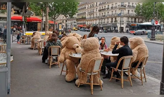 Restaurante de París sentó osos de peluche en las mesas para mantener la distancia social [FOTO]