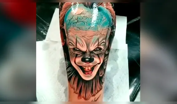 Joven asiste a estudio para que hacerse un tatuaje del terrorífico payaso 'Pennywise’ en la pierna y luce así [VIDEO]