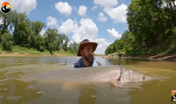 Arroja anzuelo para capturar gigantesco pez que tiene espeluznante aspecto [VIDEO]