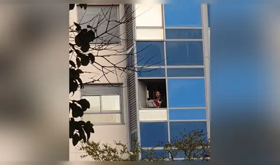 Mujer sale a su ventana a diario para ver a su vecino tocar la flauta en plena cuarentena [FOTOS]