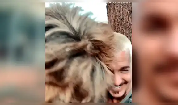 Entra a santuario de león para tomarse ‘selfie’, sin sospechar la efusiva reacción del depredador [VIDEO]