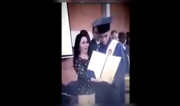 Facebook viral: chico besa a su maestra en los labios en su ceremonia de graduación [VIDEO] 
