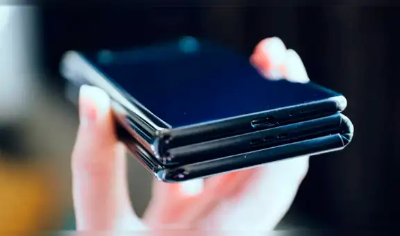 Presentan innovador prototipo de smartphone que se dobla como un tríptico [FOTOS]