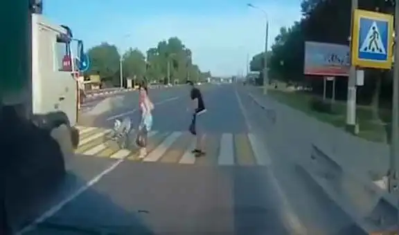 YouTube: Terrible instante en que un tráiler casi embiste a bebé en coche [VIDEO]