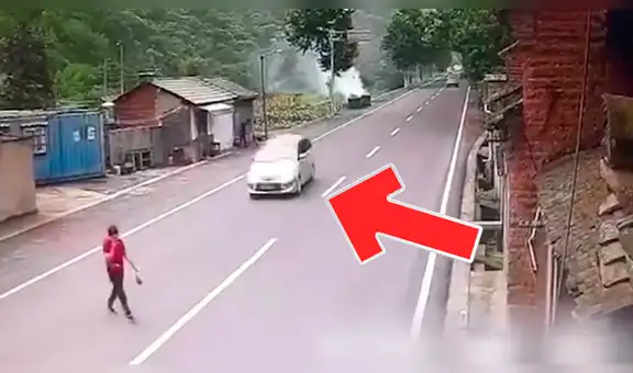 Facebook viral: joven casi muere atropellado por cruzar la pista totalmente distraído [VIDEO]