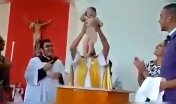 Cura sumerge en agua bendita a bebé y este reacciona de la forma menos pensada [VIDEO]