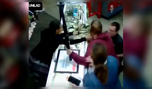 Cámara de seguridad registra momento exacto en que trabajador salva a bebé de sufrir terrible accidente [VIDEO]