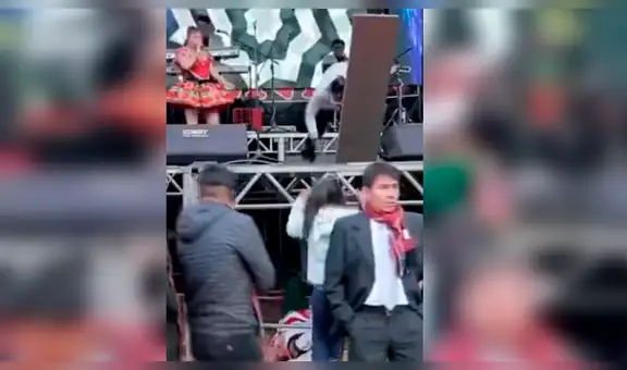 Imitador del ‘Cholo Juanito’ sufre bochornosa caída en escenario cuando realizaba un show [VIDEO]