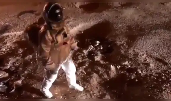 Joven usa disfraz de astronauta para realizar ‘caminata lunar’ y denunciar los baches en su barrio [VIDEO] 
