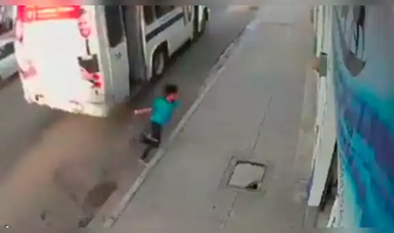 Joven baja de un autobus en movimiento y sufre terrible accidente  [VIDEO]