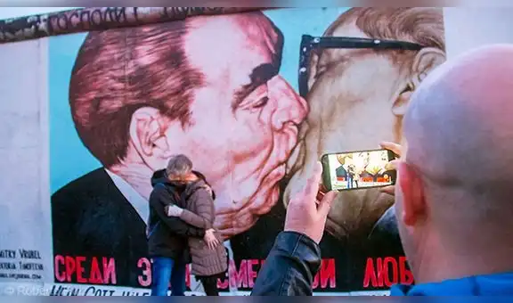 El beso entre líderes comunistas que se mantiene intacto en el Muro de Berlín [FOTOS]