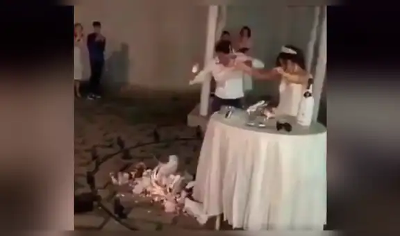 Facebook viral: mozo destapa champagne de espuma en boda, sin imaginar el desastre que provocaría [VIDEO] 
