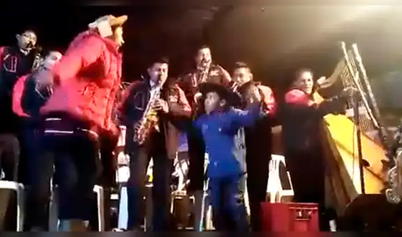 Niño tímido cumple reto al bailar huayno en escenario y su ‘zapateo’ sorprendió a todos [VIDEO]