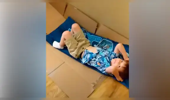 Niños juegan con ‘columpio de cartón’ para evitar aburrirse por la cuarentena [VIDEO]