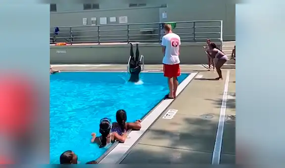 Graban el asombroso salto de un hombre al hacer un clavado sobre un salvavidas [VIDEO] 