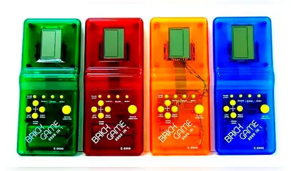 Brick Game: ¿recuerdas haber tenido la mítica consola portátil de los ’9999 juegos en 1′? [VIDEO]