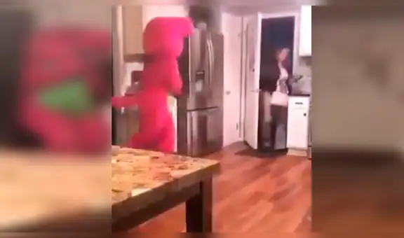 Joven quiere asustar a su mamá disfrazado de ‘Barney’ y recibe cruel castigo [VIDEO] 