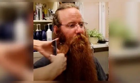 Hombre, tras años sin afeitarse, acude a barbería y luce irreconocible [VIDEO]