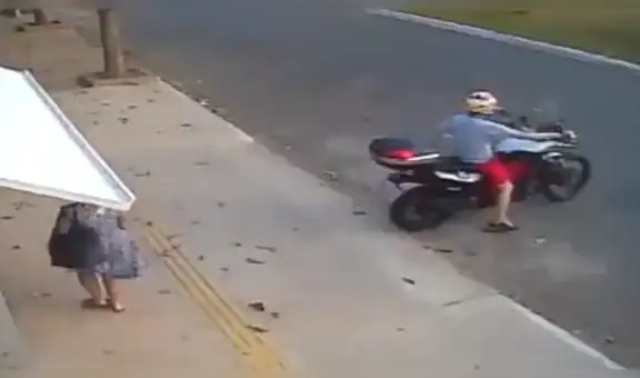 Mujer camina por la calle y es ‘tragada’ por puerta de una cochera quedando atrapada por horas [VIDEO]