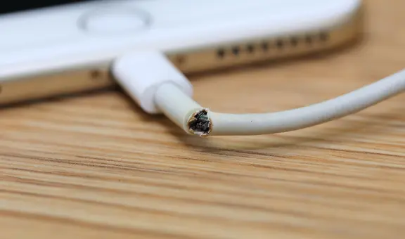 ¿Por qué el cable de tu cargador se pela con el tiempo y qué riesgos corres al usar uno roto?