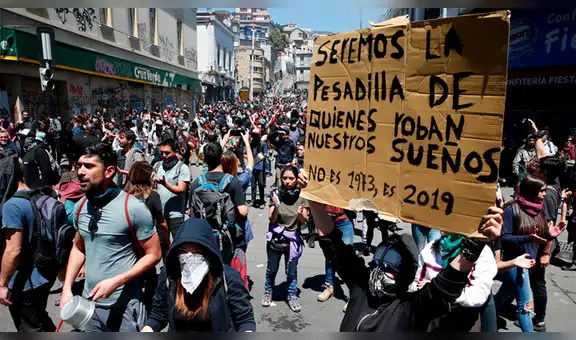 Militares y manifestantes chilenos sorprenden al jugar voley durante intensa marcha [VIDEO]