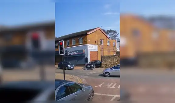 Ciclista maneja a toda velocidad y choca contra auto que salía de cochera [VIDEO]