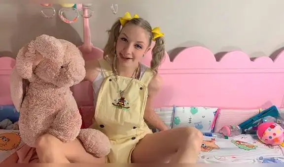 Tiene 25 años, duerme en una cuna, usa pañales y vive como una bebé a tiempo completo [VIDEO]