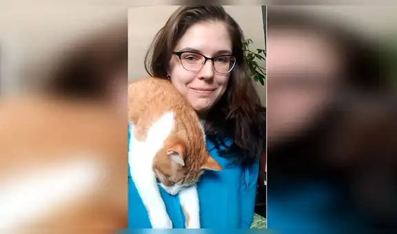 Gato ve que su dueña hace teletrabajo, la intenta acompañar, pero el cansancio hace que se duerma [VIDEO]