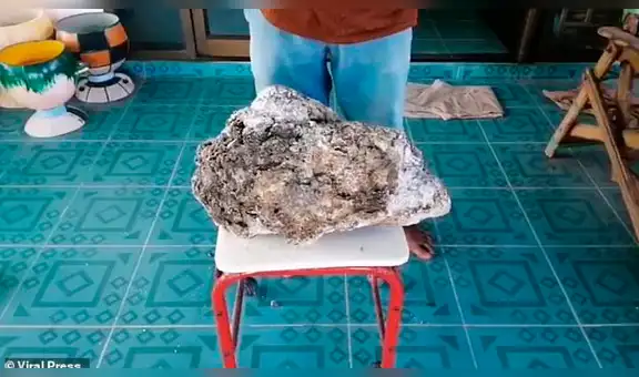 Hombre que recogía basura en la playa encuentra misteriosa roca que lo hace millonario [FOTOS]