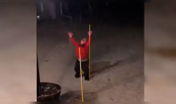 Niño disfruta de la nieve por primera vez y tiene conmovedora reacción [VIDEO]