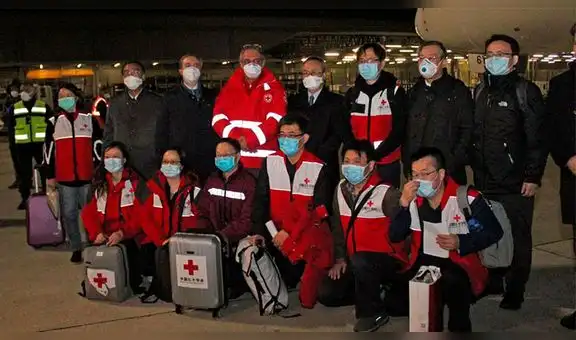 Médicos chinos llegaron a Italia para frenar la propagación del coronavirus