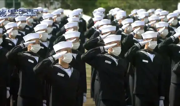 Park Bo Gum: filtran video del actor vestido de marinero cumpliendo su servicio militar