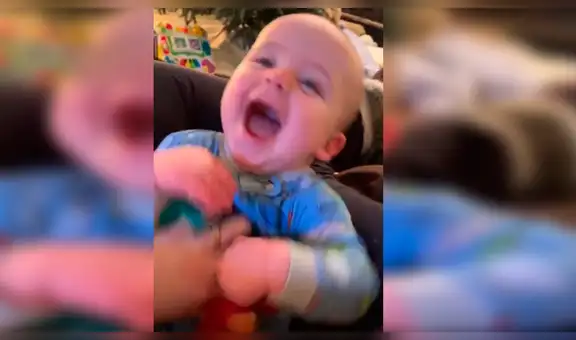 Mamá capta la graciosa reacción de su bebé mientras ve como ella se divierte con su otro hijo [VIDEO]