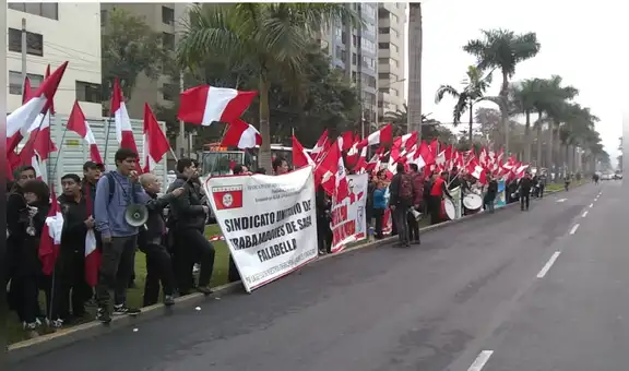 Trabajadores de Ripley, Saga Falabella y Cencosud exigieron el cumplimiento de sus derechos laborales ante Embajada de Chile
