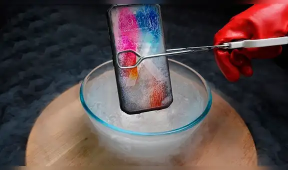 Colocan celular más resistente del mundo dentro de nitrógeno líquido y ocurre algo inesperado [VIDEO]