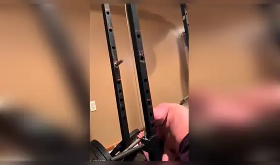 Intenta presumir gimnasio en casa y sufre terrible accidente que pudo costarle la vida [VIDEO]