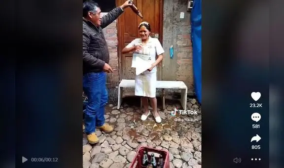 Padres celebran graduación de su hija enfermera bañándola con cerveza