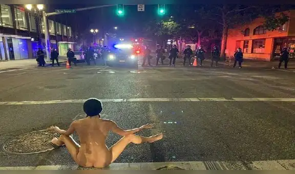 Una mujer apodada como “Atenea desnuda” se enfrenta a la policía en EE. UU.