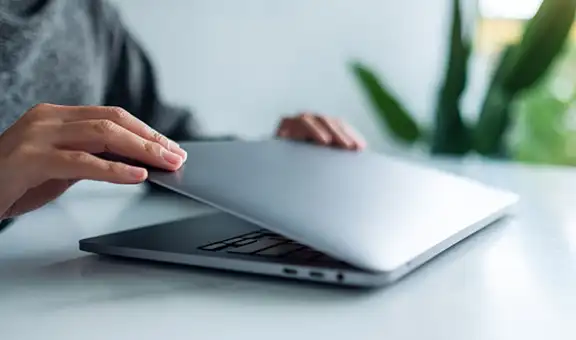 ¿Qué pasa si cierras la tapa de tu laptop sin que se apague por completo?