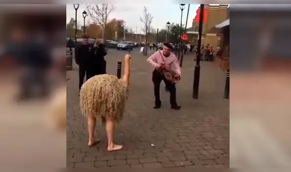 Transeúntes creen que un ‘avestruz’ recorre las calles y quedan sorprendido al conocer la verdad [VIDEO]