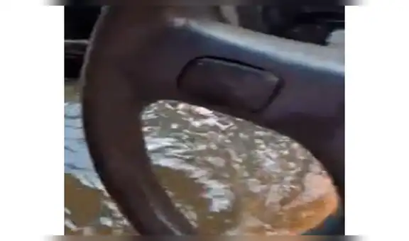Hombre realiza tenaz maniobra para recuperar su auto que fue arrastrado por el río [VIDEO]