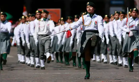 Desfile escolar, llamado a romper filas