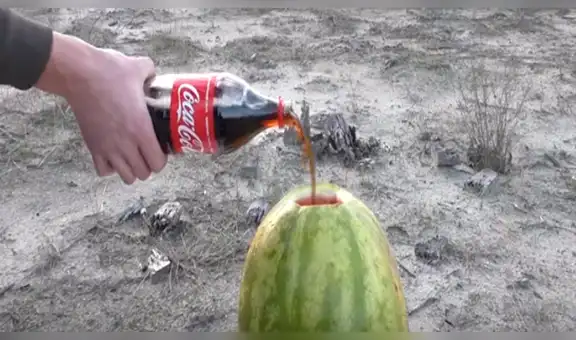 Arroja abundante Coca Cola y Mentos en el interior de sandía y ocurre erupción volcánica [VIDEO]