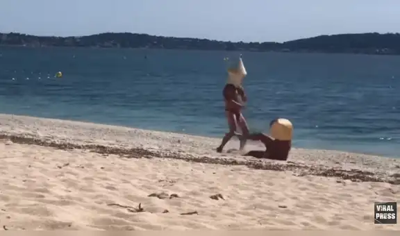 Se disfrazan de boyas para que nadie los vea sumergiéndose en mar en plena cuarentena [VIDEO]