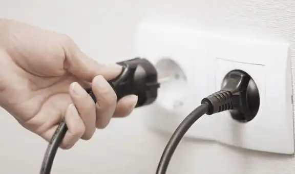 ¿Qué aparatos eléctricos jamás debes dejar enchufados para evitar el “consumo fantasma”?