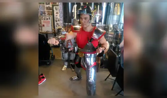 Facebook: El hilarante cosplay 'fail' de Saint Seiya realizado por joven asiático [FOTOS]