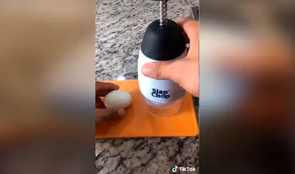 Prueba 'famoso’ utensilio de cocina que compró por internet y resultado se vuelve viral [VIDEO]