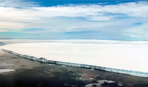 El iceberg más grande del planeta se aleja de la Antártida y entra al océano abierto
